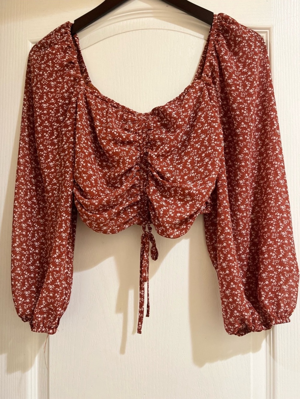 Vine Tree Ditsy White Floral Print Ruched Blouse in Orange/Rust Size Small